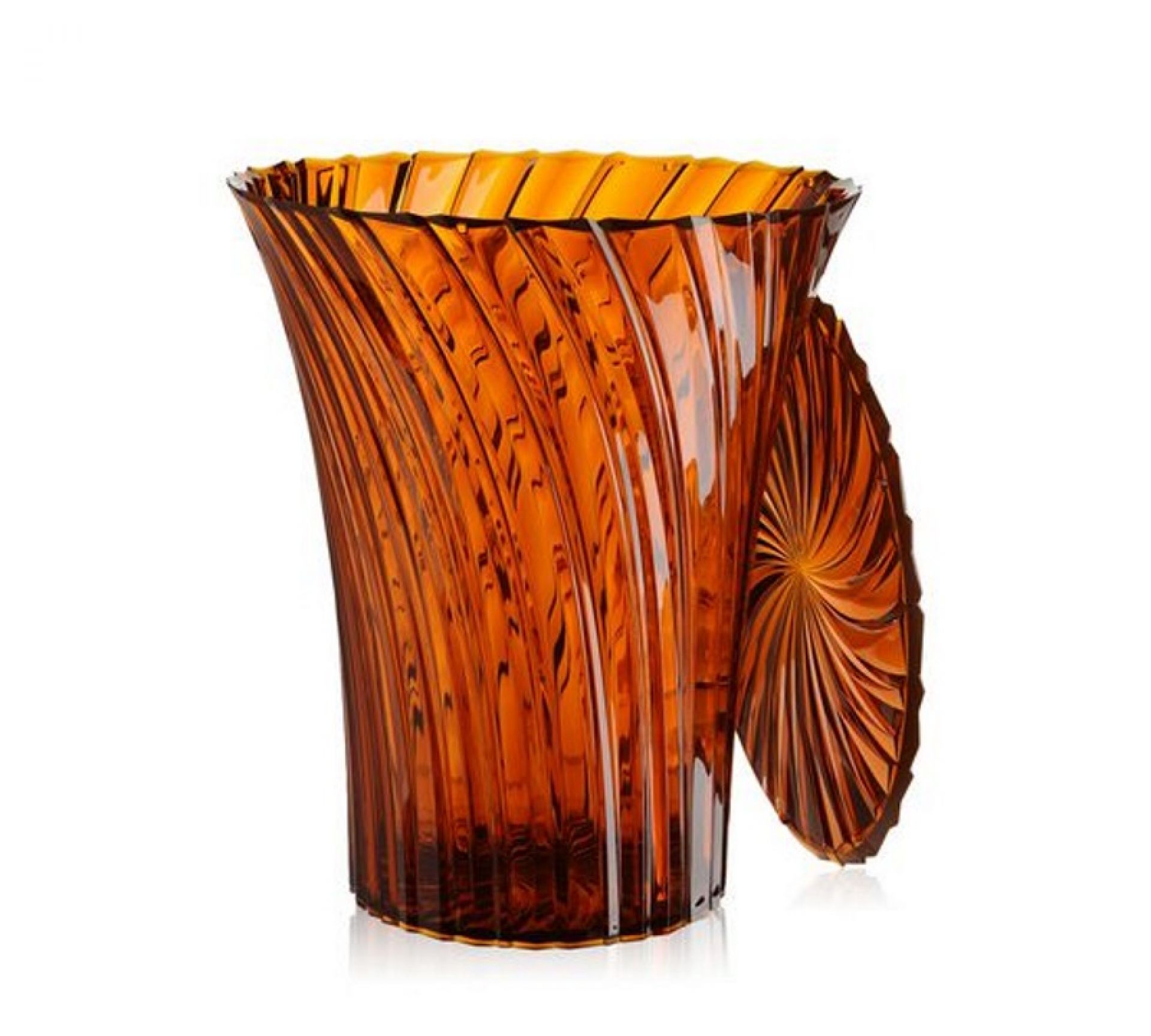 Sparkle Hocker von Kartell, bernsteinfarben, aus transparentem Kunststoff mit spiralförmiger Struktur, als Beistelltisch oder Sitzgelegenheit.