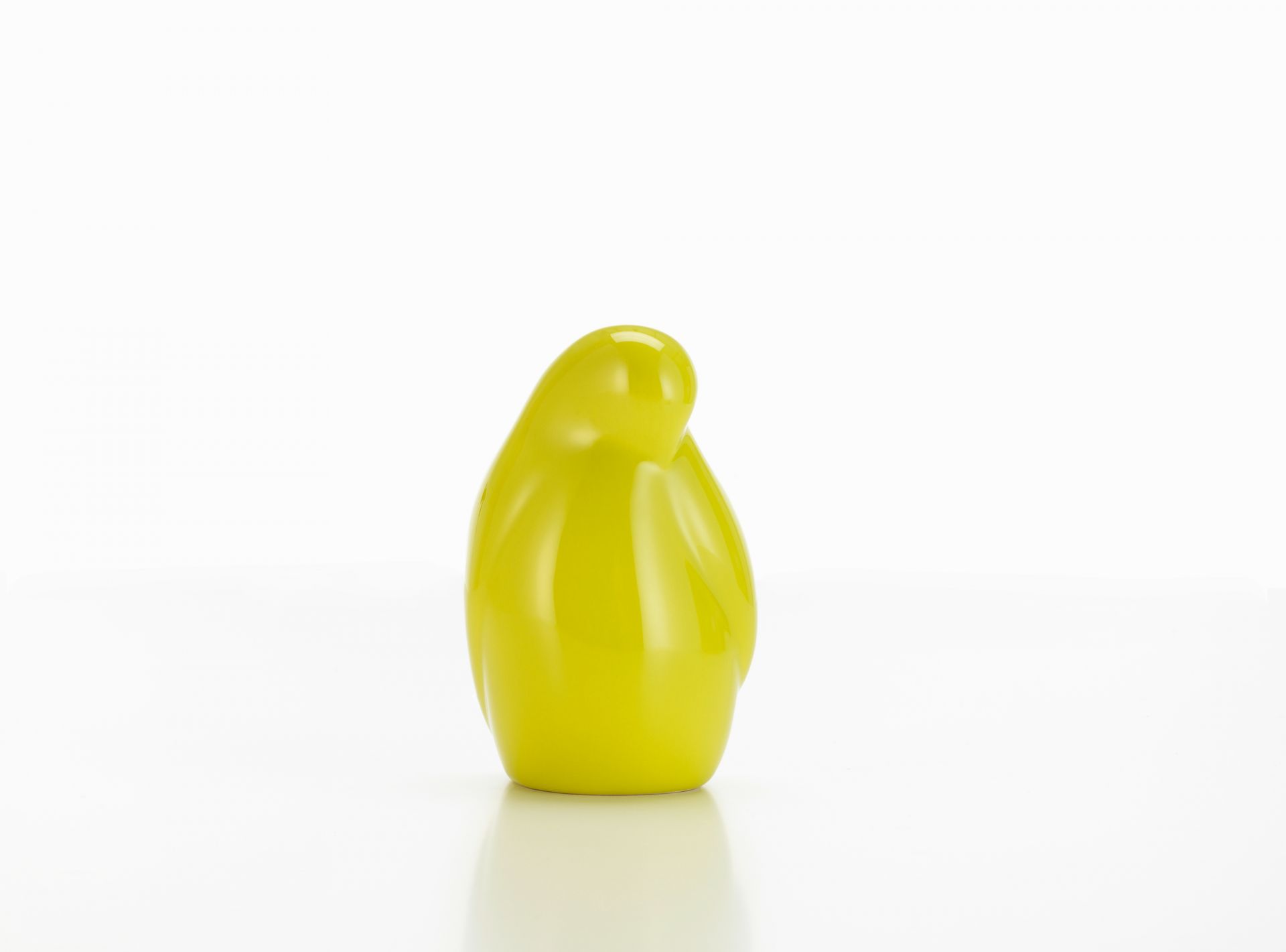 Nahaufnahme der gelben Resting Bird Figur von Vitra, moderne Dekoration.