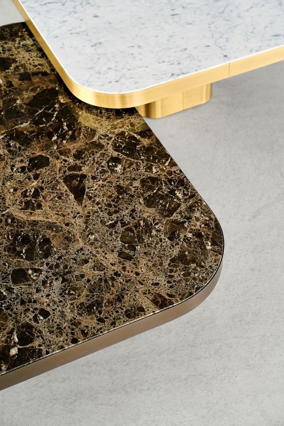 Detailaufnahme: ClassiCon Bow Coffee Table Couchtisch No. 3 mit Marmorplatte in Braun und Weiß.