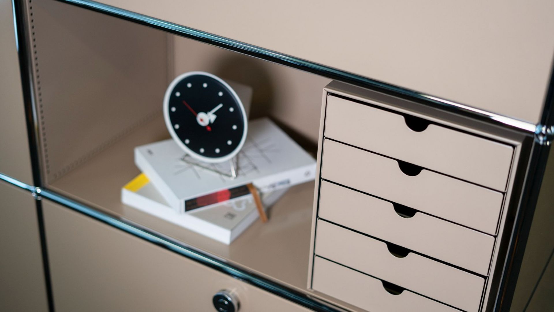 Detailaufnahme des USM Haller Inos Kastensets C4 in Reinweiss, geschlossen, mit fünf Schalen, ideal für das Home Office.