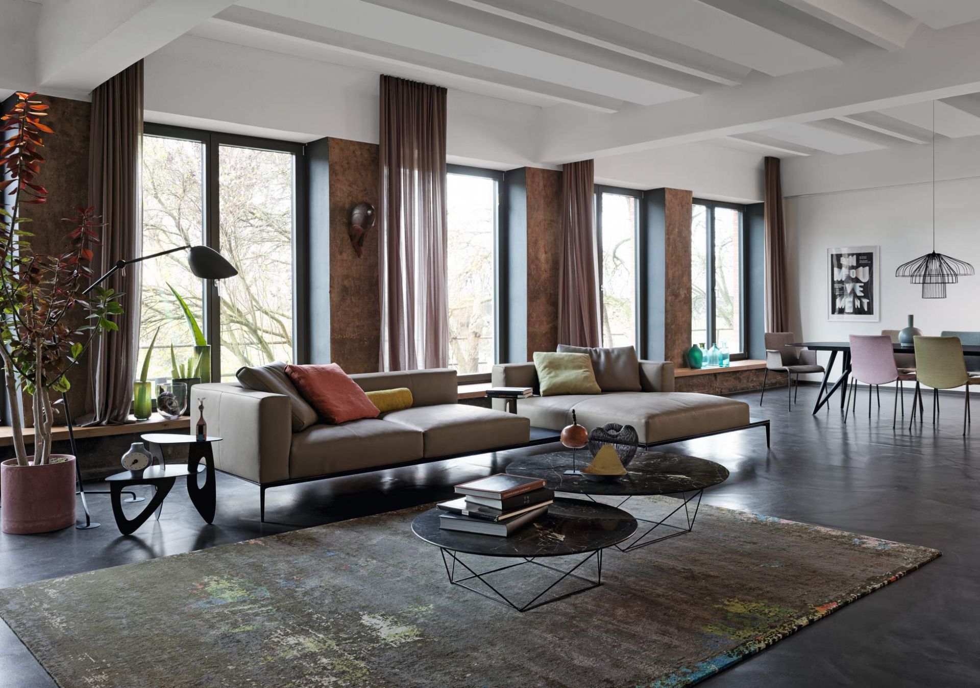 Wohnzimmer mit Walter Knoll Tama Couchtisch, Teppich und Designermöbeln für stilvolles Wohnen.