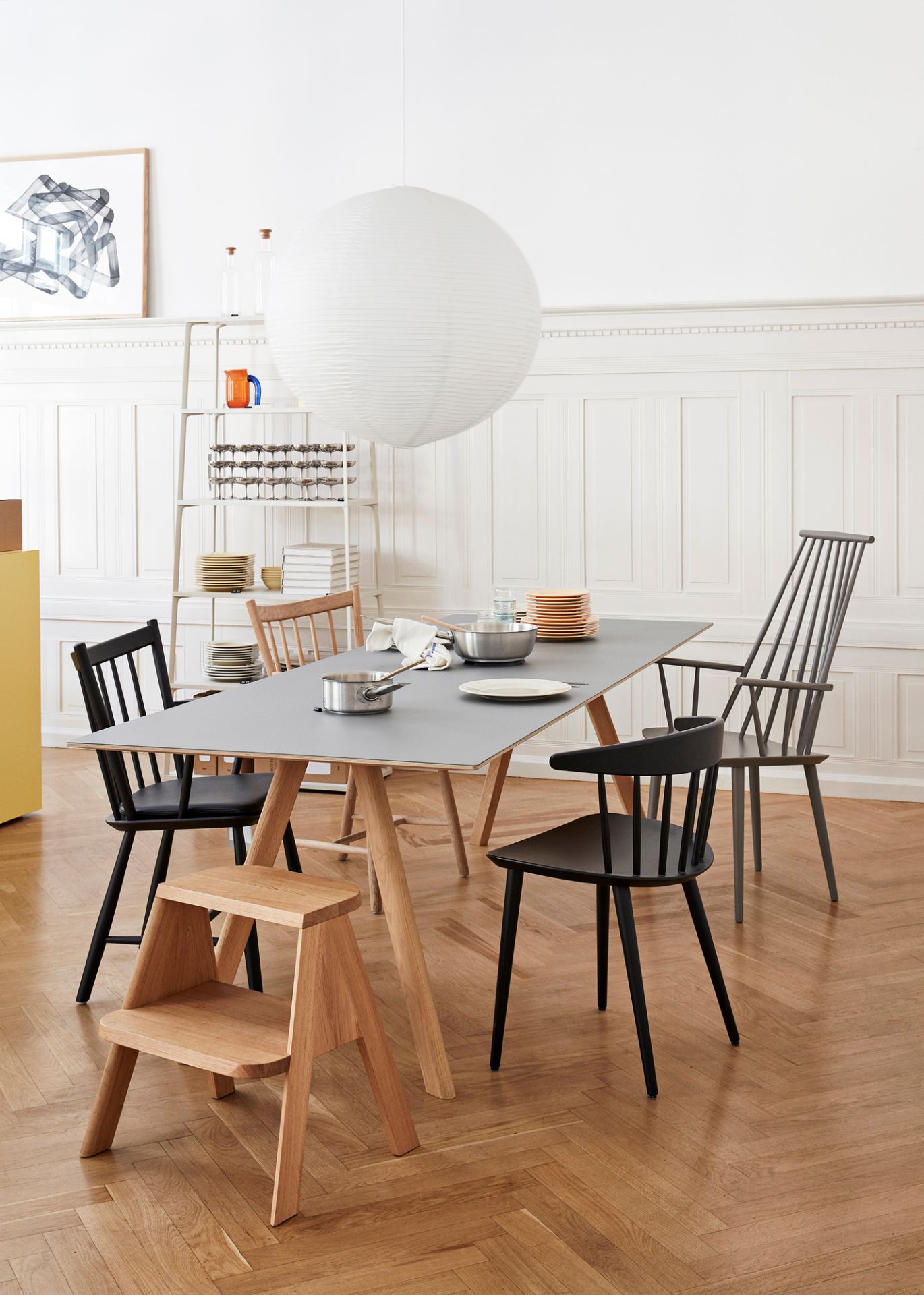 Heller Raum mit dem Copenhague Table CPH 30 Tisch von Hay, 250 x 90 cm, mit Stühlen.