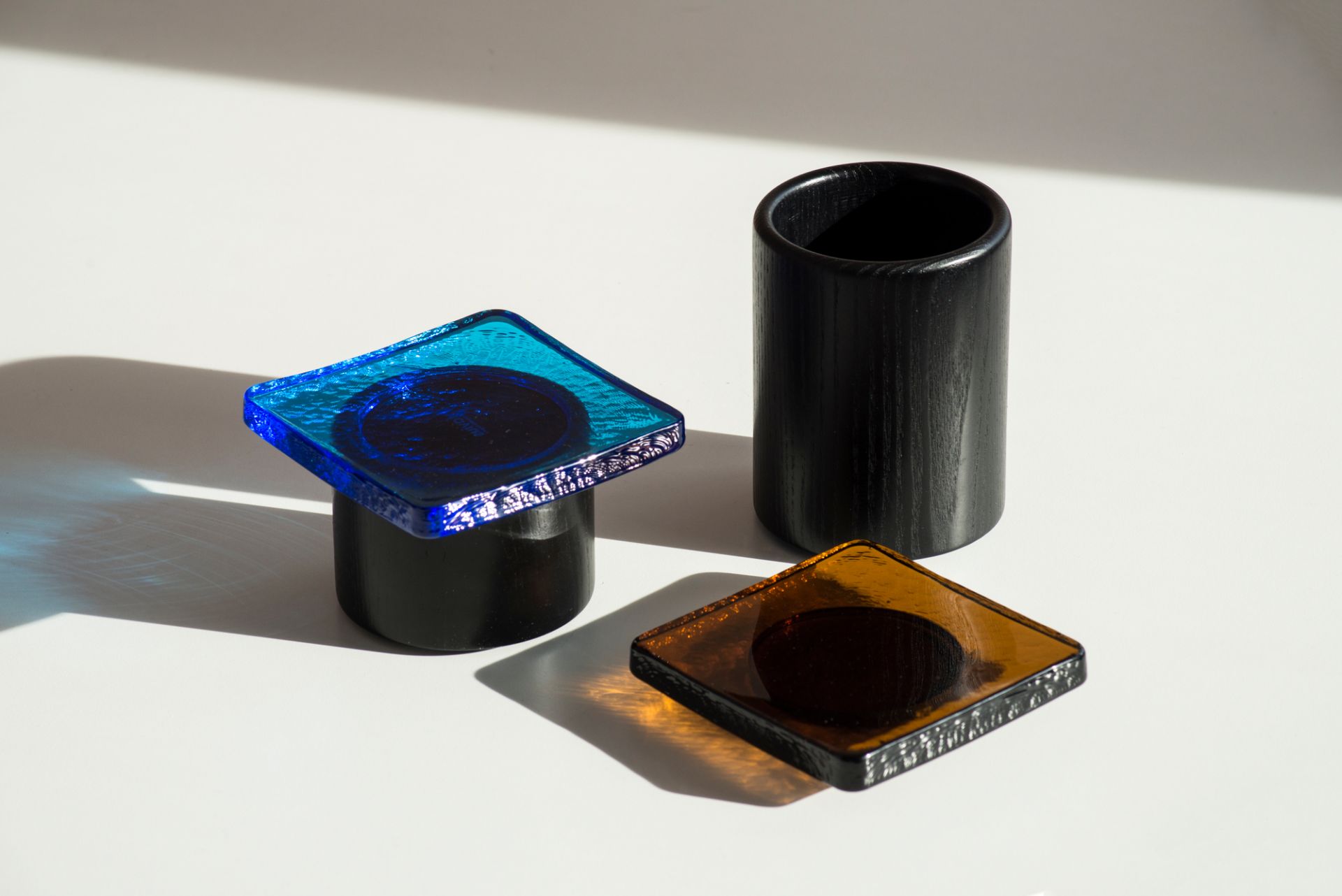 Pieduccio Schale Favius mit blauem und braunem Glasdeckel, schwarzer Holzbehälter, modernes Küchendesign.