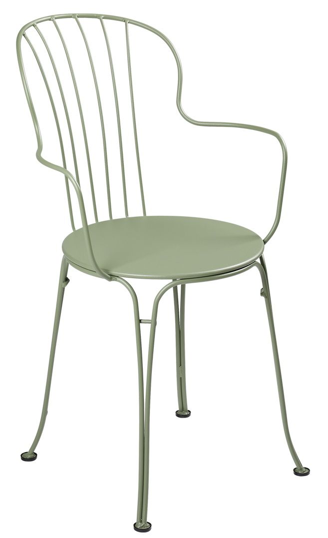 Fermob Opéra+ Stuhl für den Außenbereich, grüner Metallstuhl mit Armlehnen und filigranem Design.