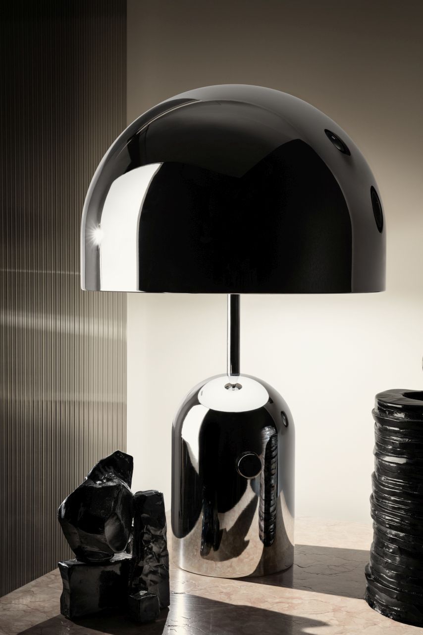 Nahaufnahme der Bell Tischleuchte LED von Tom Dixon in glänzendem Schwarz.