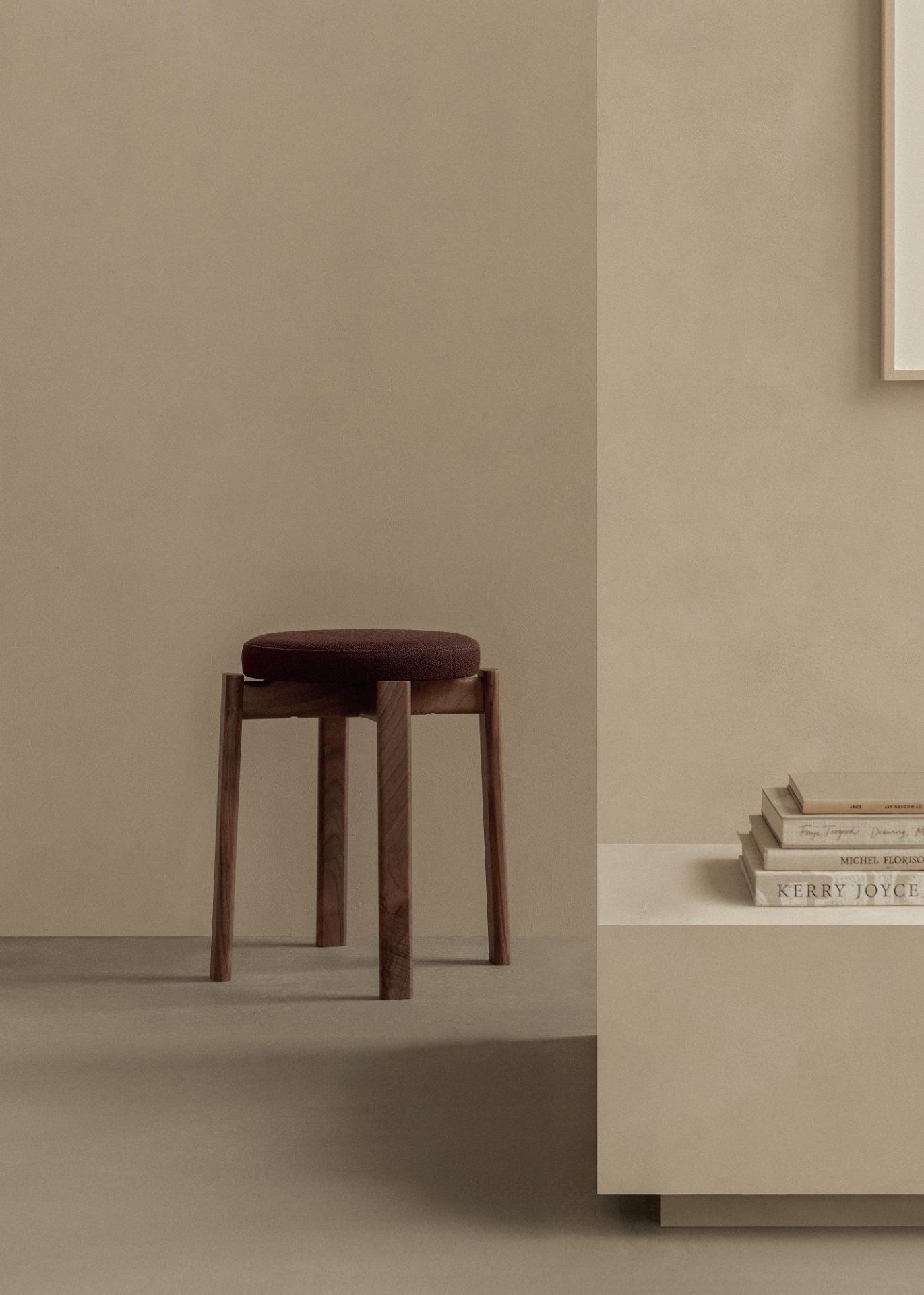 Passage Stool Hocker von Audo Copenhagen, minimalistisches Design mit braunem Sitzpolster und Holzbeinen.
