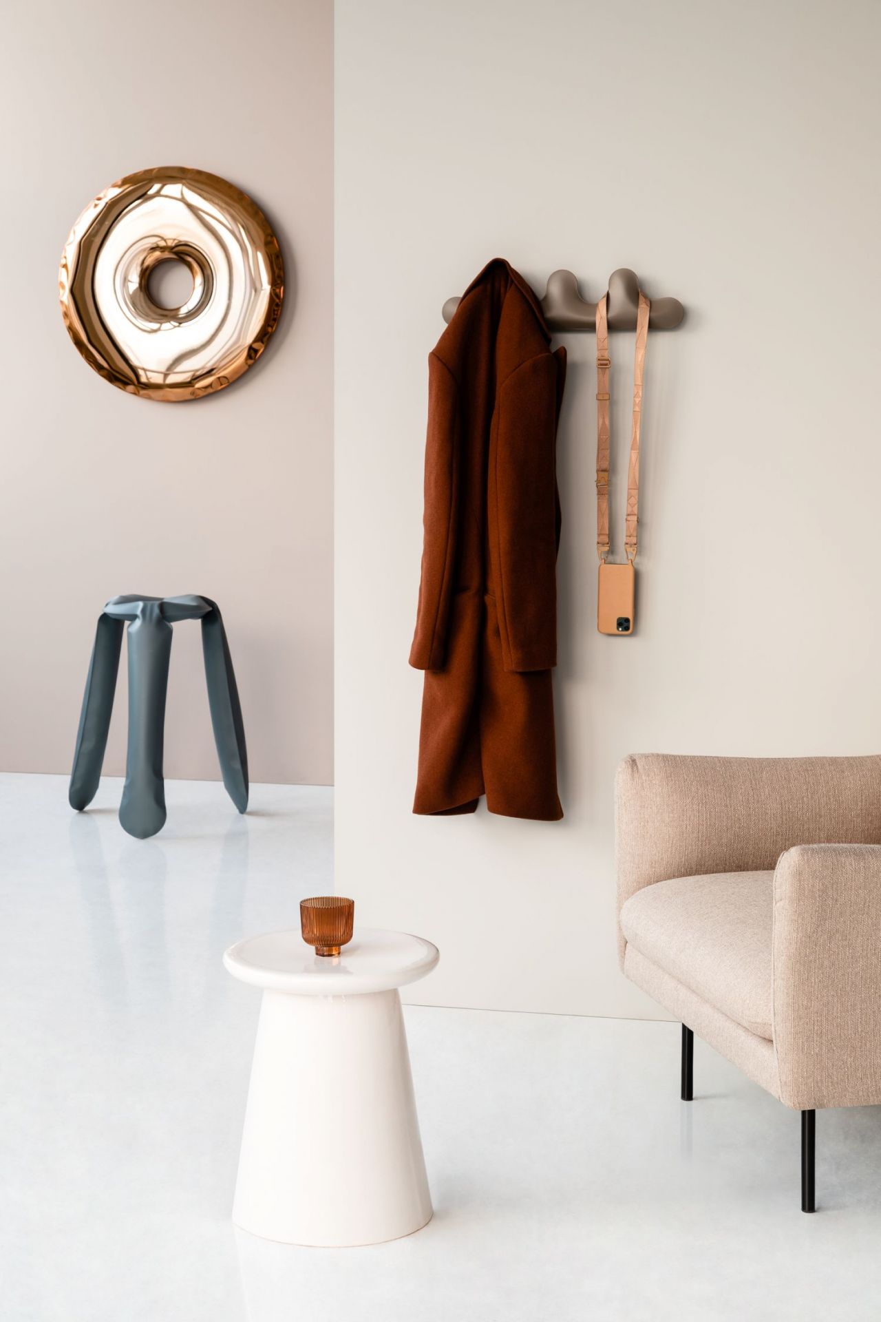 Rondo Spiegel Aurum Gold von Zieta, runder Design-Spiegel mit goldener Oberfläche im Interieur.