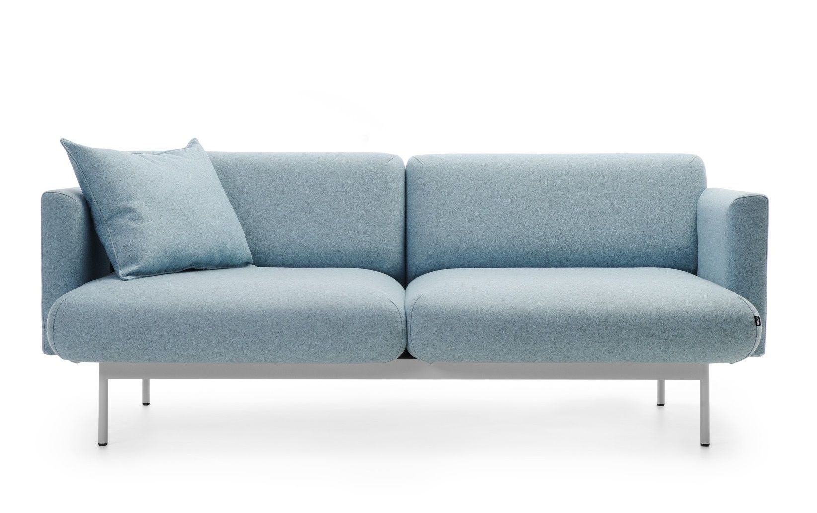 fora FR 422 Sofa 2-Sitzer von Bejot in Hellblau mit Kissen und Metallfüßen.
