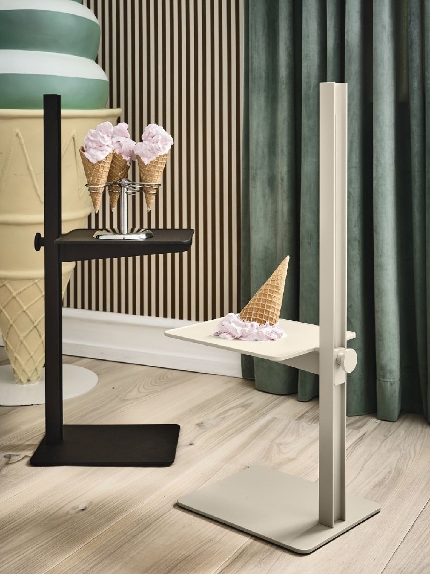 Zwei höhenverstellbare Museum Sidetable Beistelltische von String Furniture in Schwarz und Beige mit Eis.