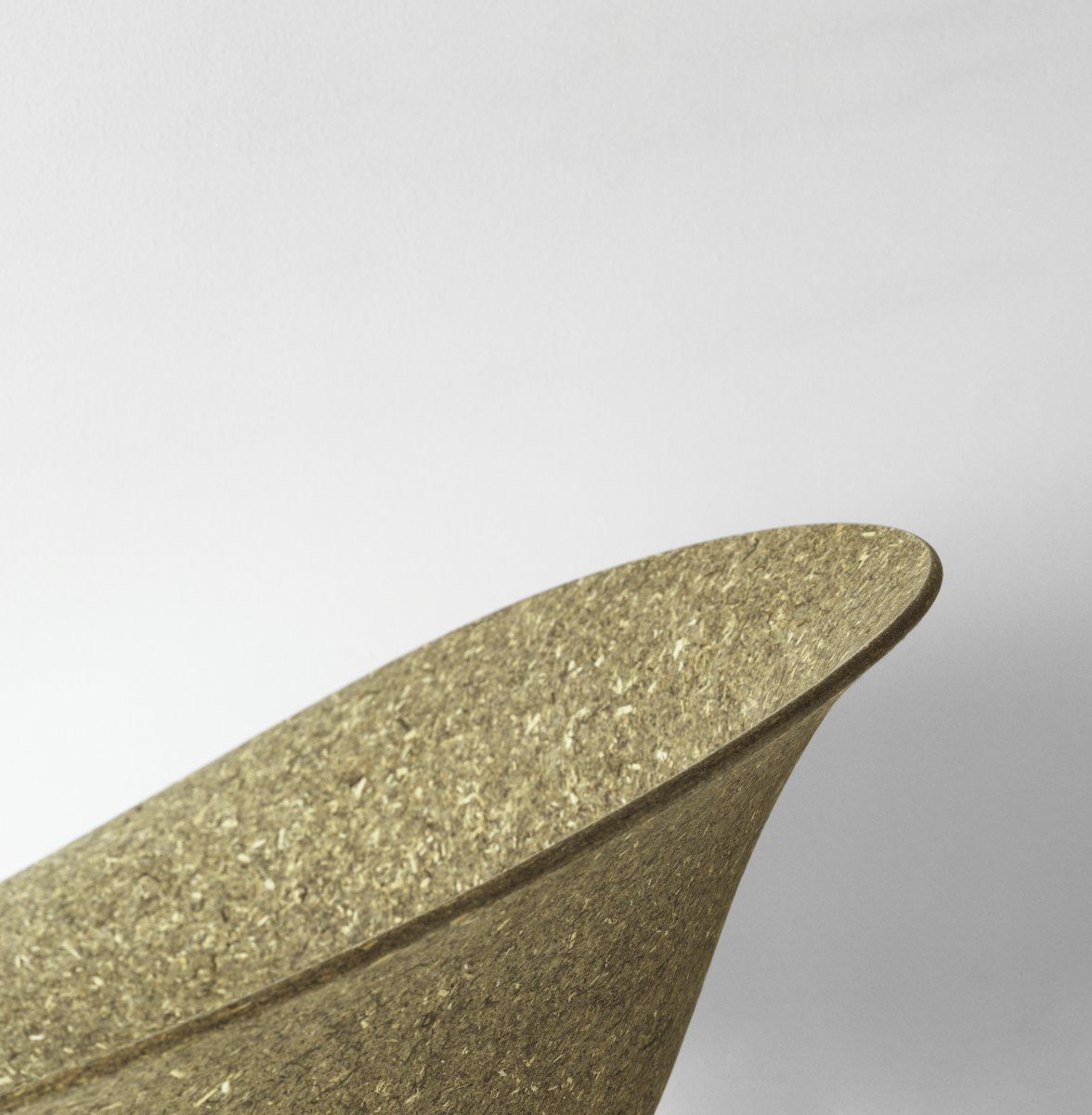 Detailaufnahme der Sitzfläche des Mat Armchair von Normann Copenhagen, moderner Armlehnenstuhl aus nachhaltigem Material.