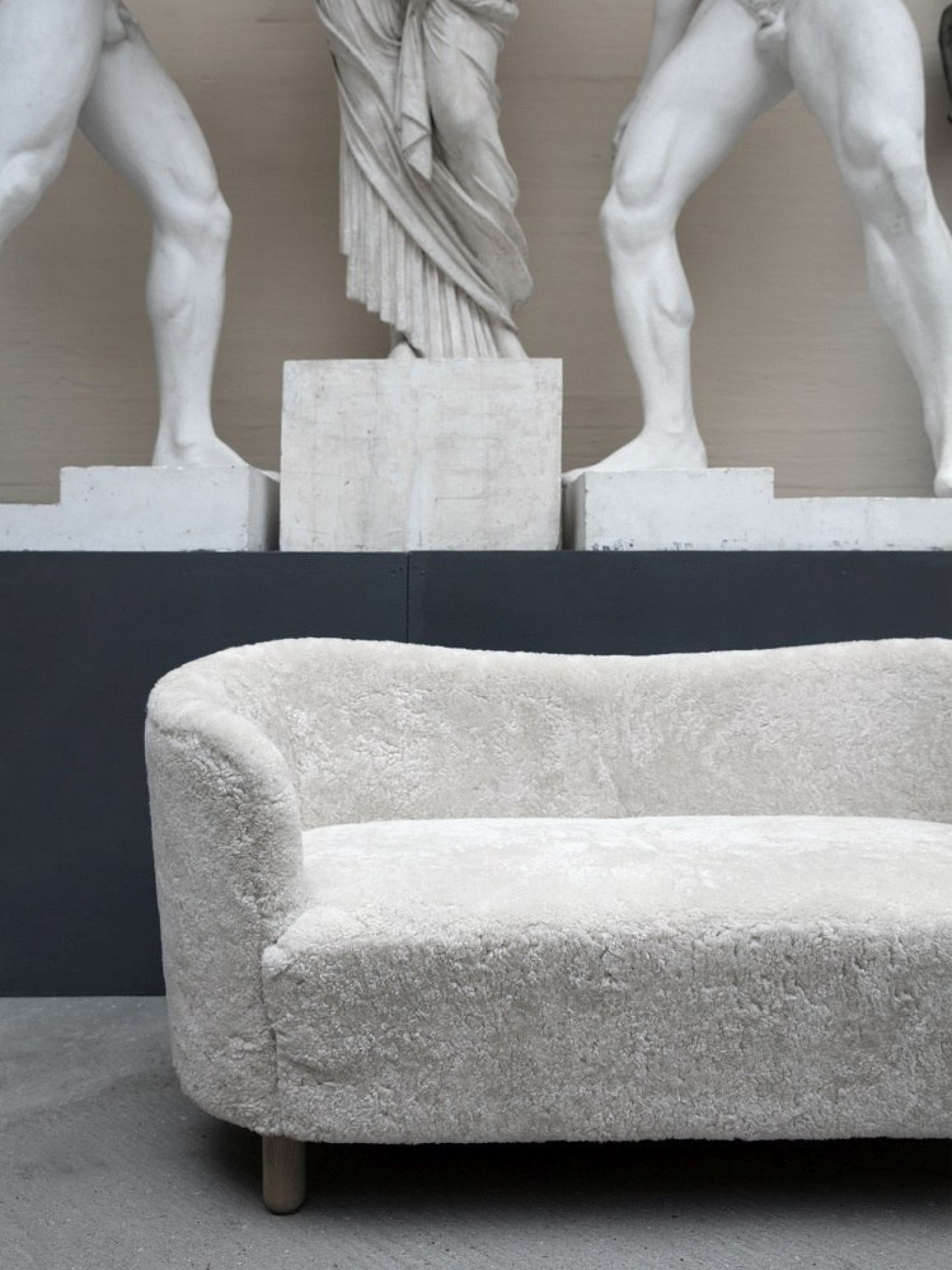 Audo Mingle Sofa, 2-Sitzer, helles Bouclé, modernes Design für Wohnzimmer und stilvolle Inneneinrichtung.