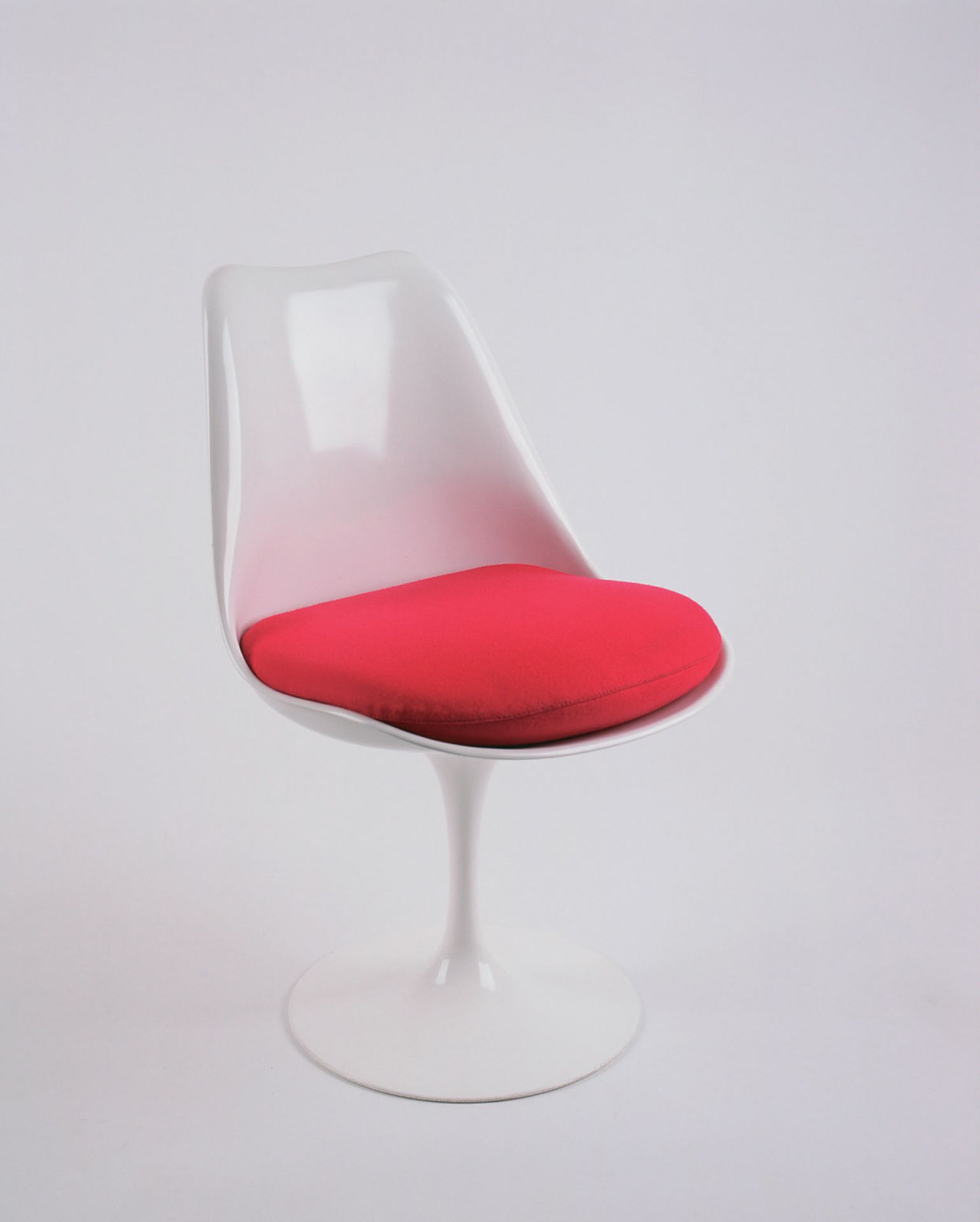 Weißer Tulip Chair Stuhl von Knoll International mit rotem Sitzkissen, modernes Design für Esszimmer und Wohnzimmer.