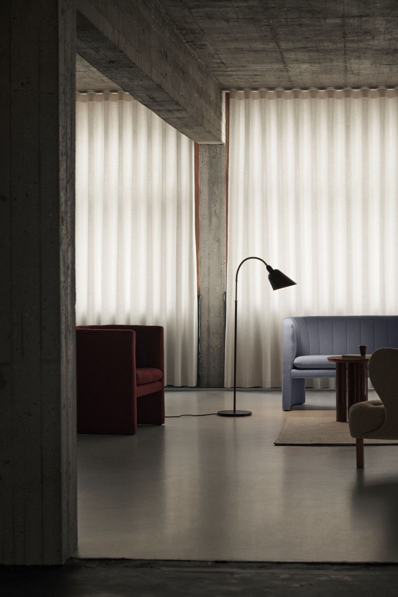 AndTradition Collect Rug SC84 Teppich in modernem Wohnzimmer mit Sessel, Sofa und Stehlampe.