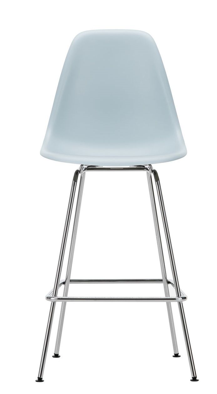 Eames Plastic Bar Stool von Vitra, Barhocker in Hellblau mit verchromtem Gestell, Frontansicht.