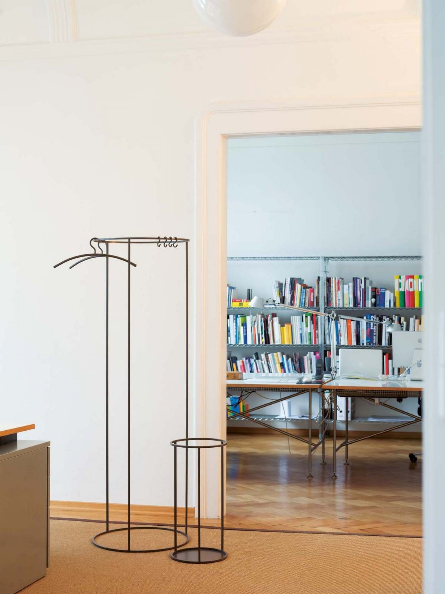 Schönbuch Rack Garderobenständer aus Metall, minimalistisches Design mit Kleiderbügel und Schirmständer im Flur.