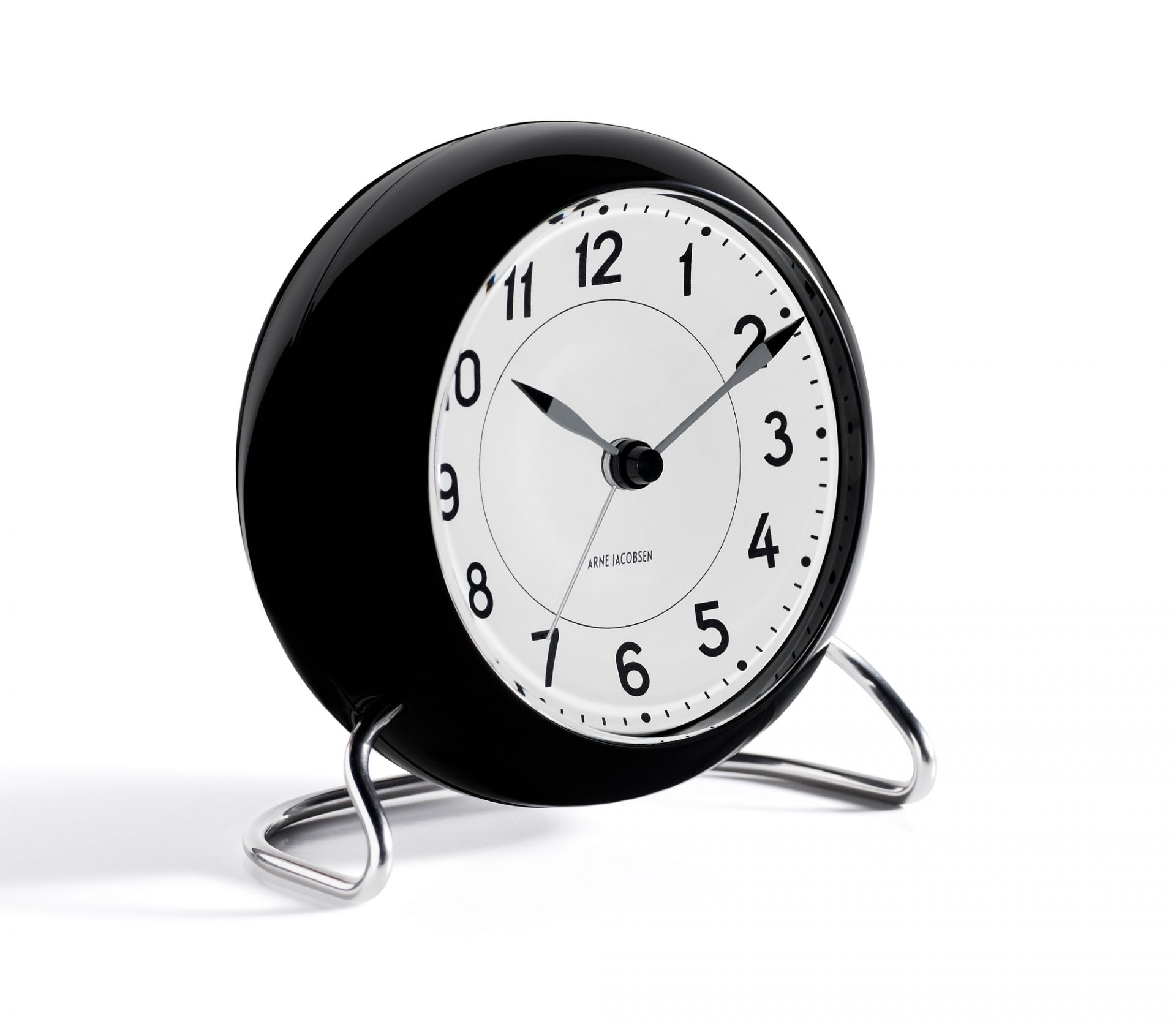 Arne Jacobsen Station Tischuhr: Schwarz-weiße Design Tischuhr mit minimalistischem Zifferblatt und Metallfuß.