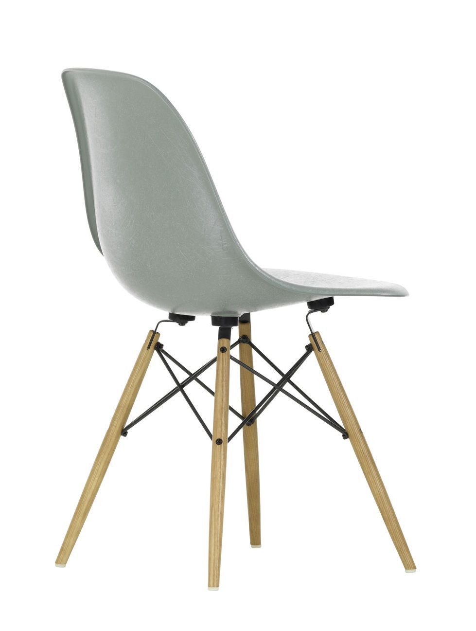 Eames DSW Stuhl von Vitra, hellgraue Sitzschale aus Fiberglas mit hölzernem Ahorn-Untergestell.