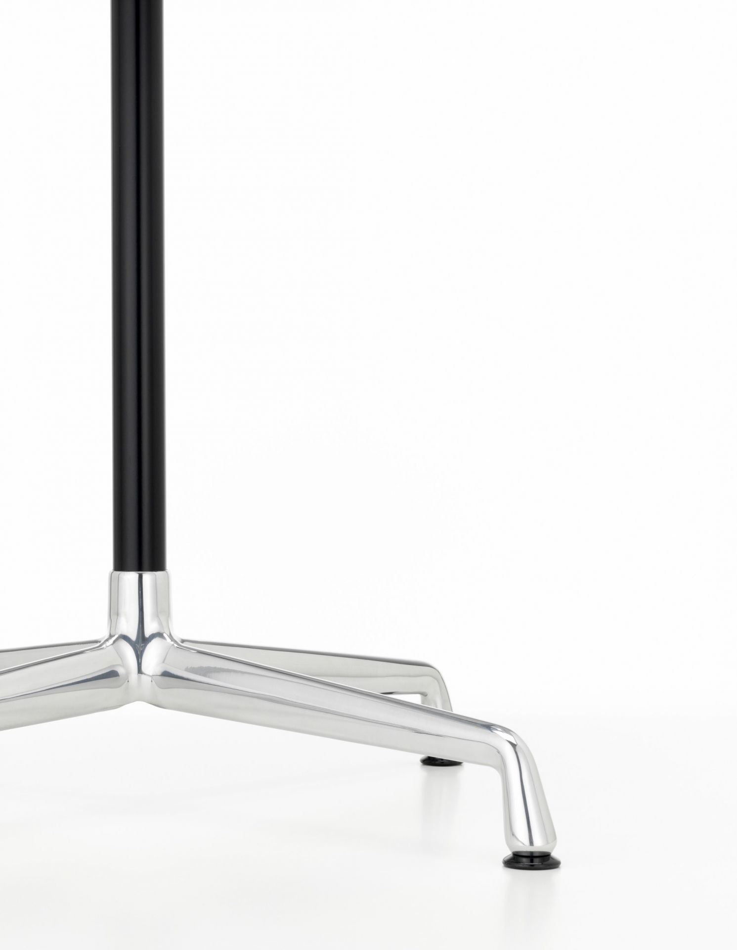 Detailaufnahme des Fußgestells vom runden Eames Contract Table Tisch von Vitra mit schwarzer Säule.