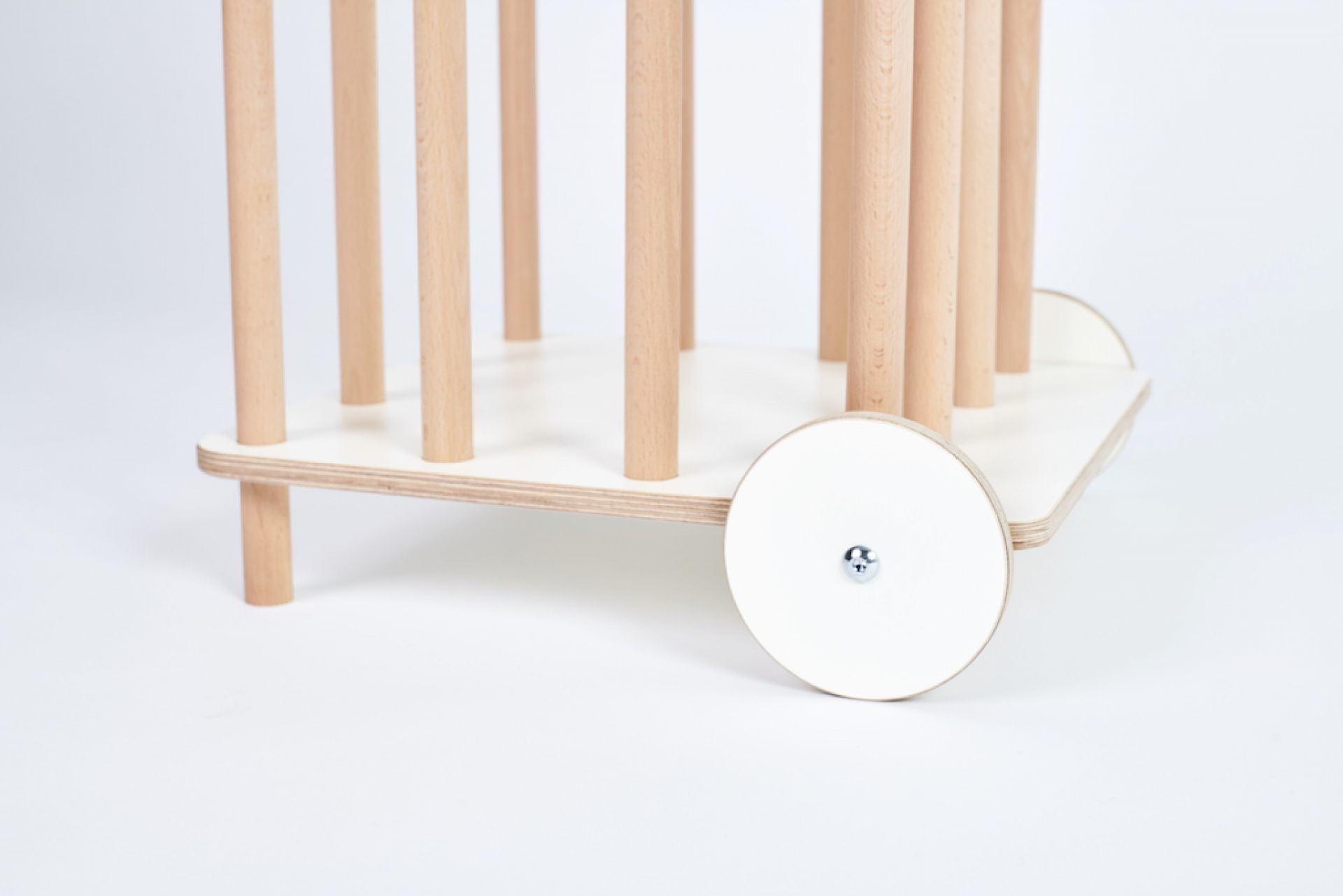 Tojo Kids Zoo Plüschtierkarren aus Holz, Detailansicht von Rädern und Holzstäben, Kindermöbel.