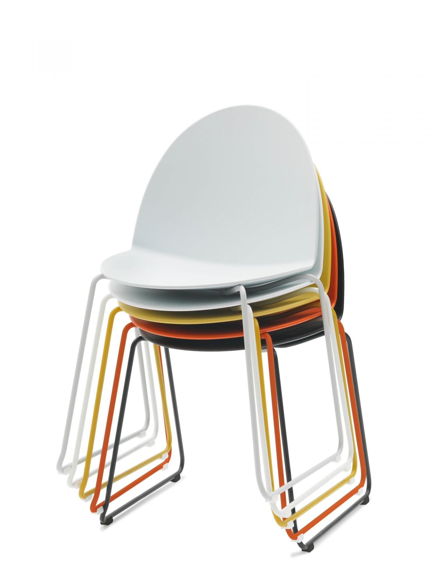 Gestapelte Camel Stühle mit Kufengestell in Weiß, Gelb, Orange und Schwarz. Moderne Sitzmöbel für Büro und Zuhause.