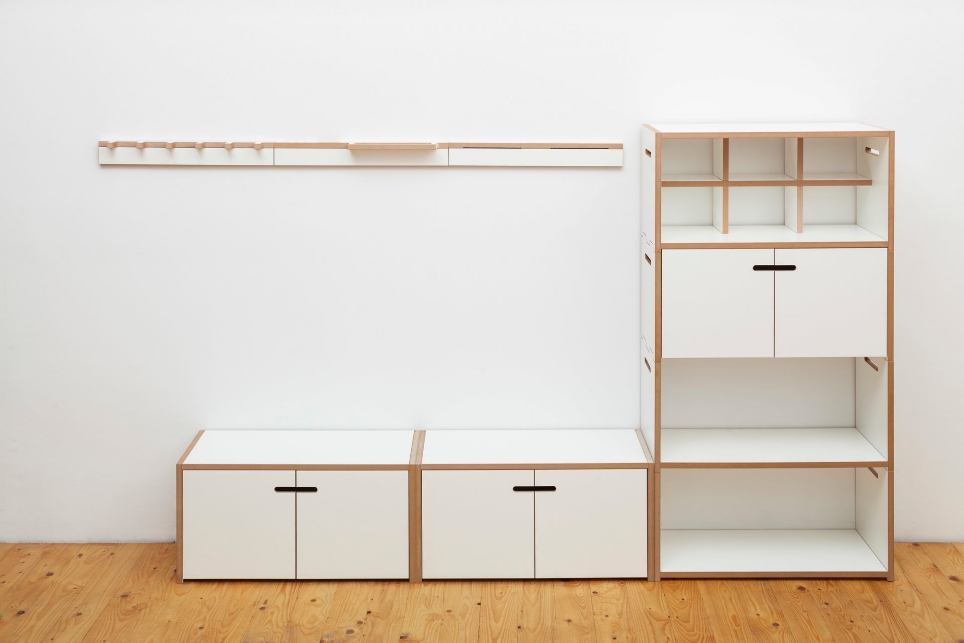 Tojo Grad Garderobe: Helle, moderne Flurmöbel mit Hängeleiste, Schrankelement und weißen Aufbewahrungsboxen.