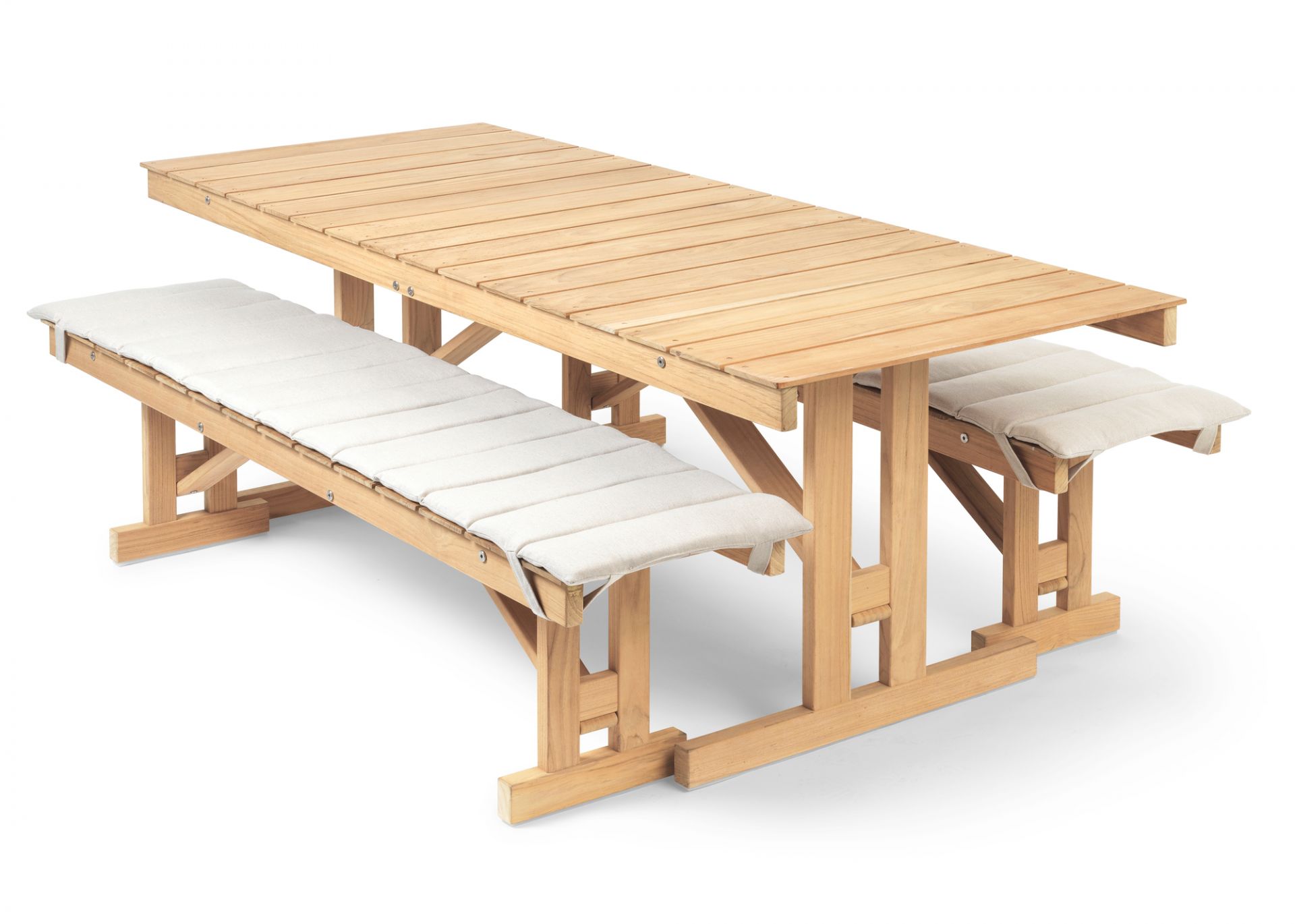 Mogensen Bank Outdoor von Carl Hansen & Søn: Gartentisch mit Bänken und Polsterauflagen.