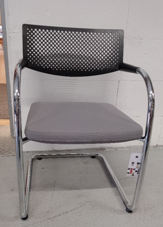 Vitra Visavis 2 Freischwinger Bürostuhl gebraucht, mit grauem Sitzpolster und verchromtem Stahlrohrgestell, ergonomisch und modern.