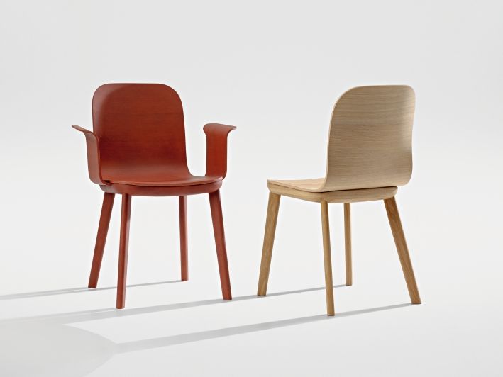 Aeon Chair Stuhl von Zeitraum, ein roter Stuhl mit Armlehne und ein heller Holzstuhl.