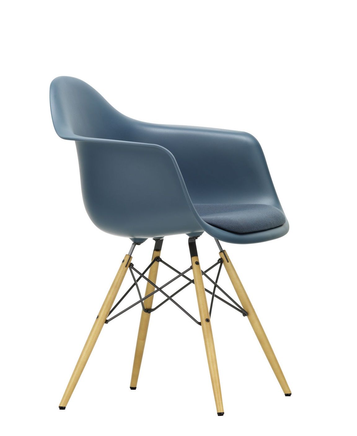 Blauer Eames Plastic Arm Chair DAW Stuhl von Vitra mit Sitzpolster und Holzbeinen.