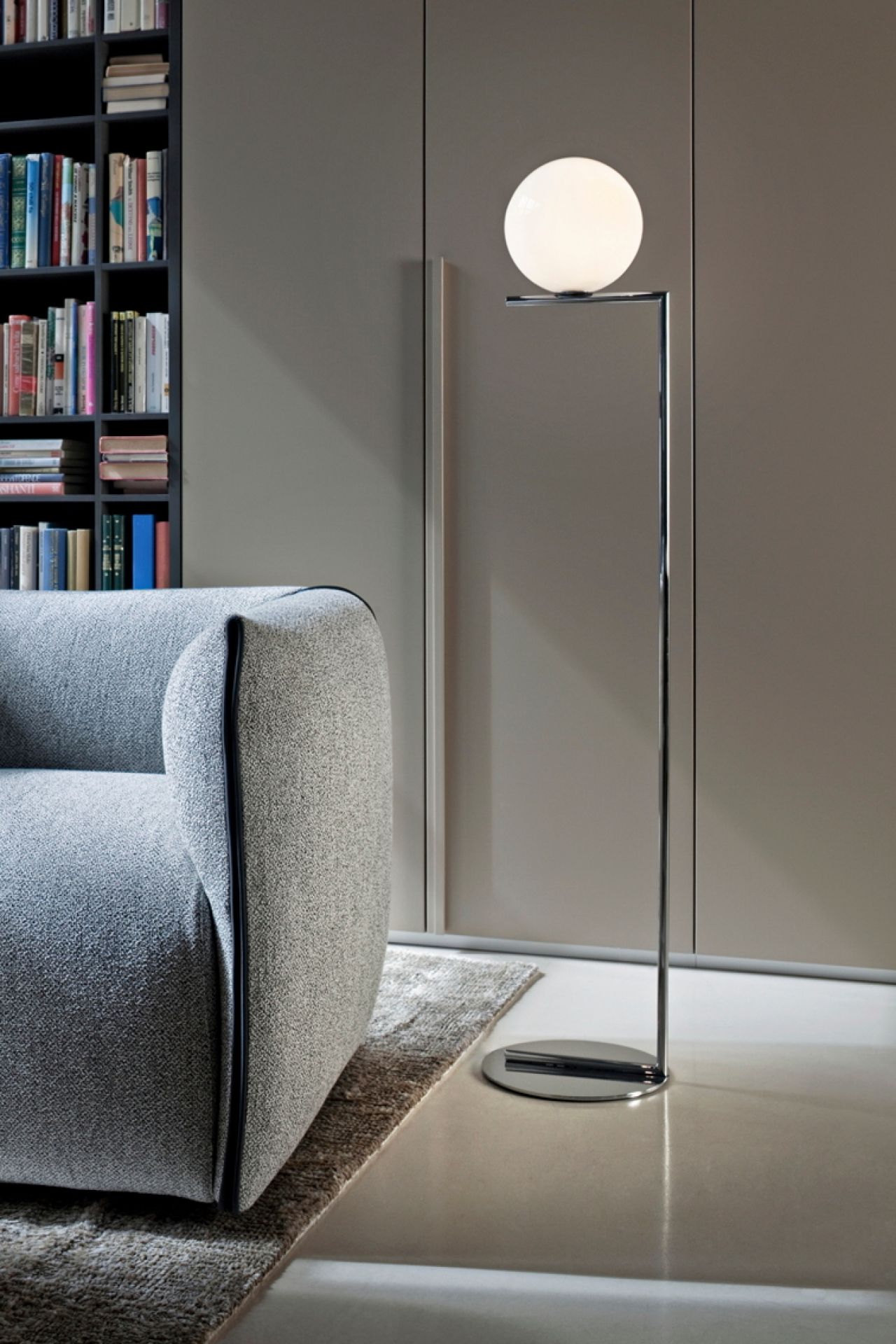 IC Lights Stehleuchte von Flos: Moderne Stehlampe mit runder, opalweißer Glaskugel und Messinggestell.