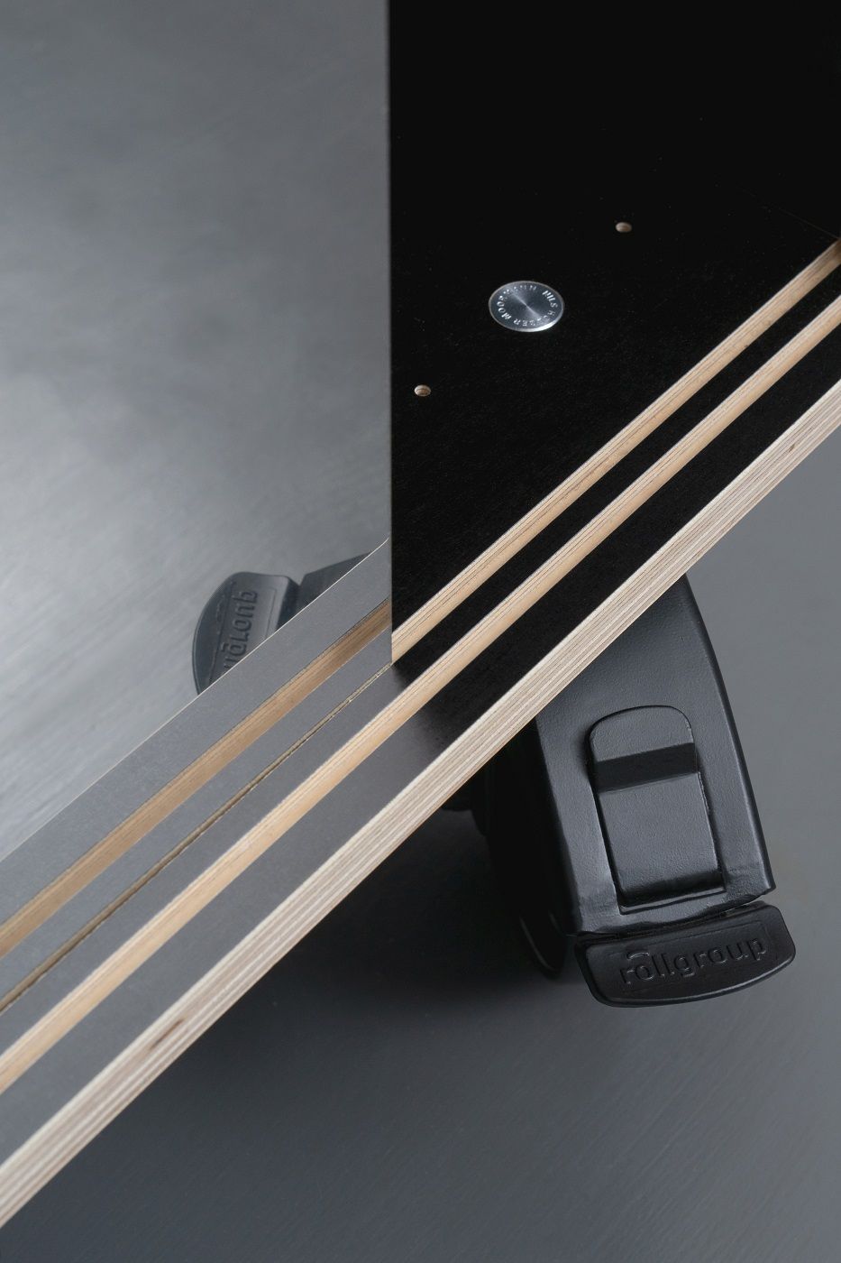 Detailaufnahme vom Egal Rockboard Sideboard von Nils Holger Moormann, Fokus auf Material und Verbindungselemente.