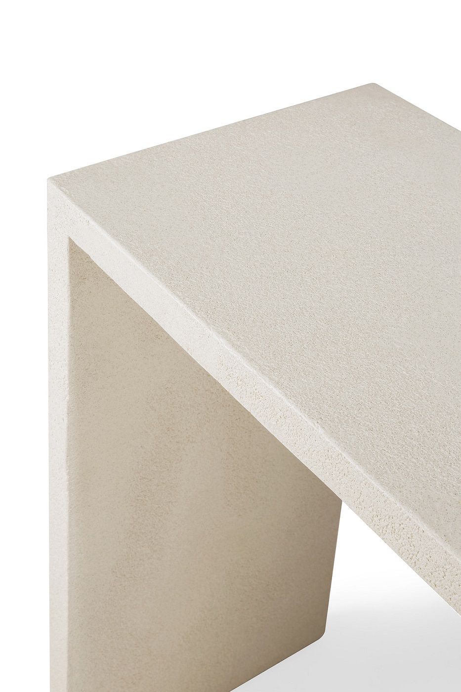 Detailaufnahme der Ethnicraft Elements Konsole in Off White mit Microzement-Oberfläche.