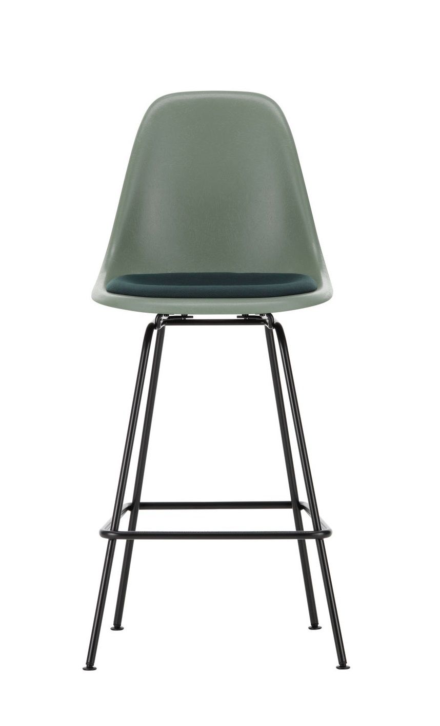 Eames Fiberglass Barhocker von Vitra, olivgrün mit Sitzpolster und schwarzem Metallgestell.