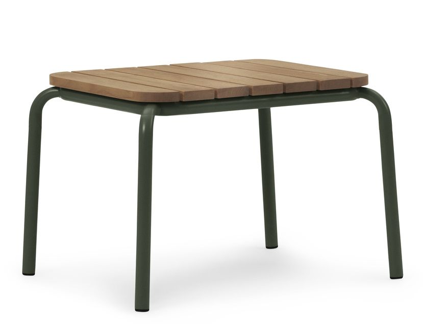 Normann Copenhagen Vig Table 55x45 cm: Kleiner Outdoor-Tisch mit Holzplatte und grünem Metallgestell.