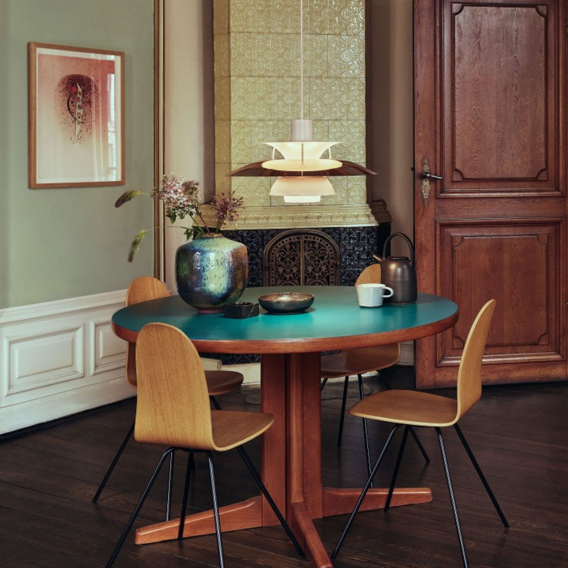 Esszimmer mit Esstisch und PH 5 Pendelleuchte Pastell von Louis Poulsen über dem Tisch.