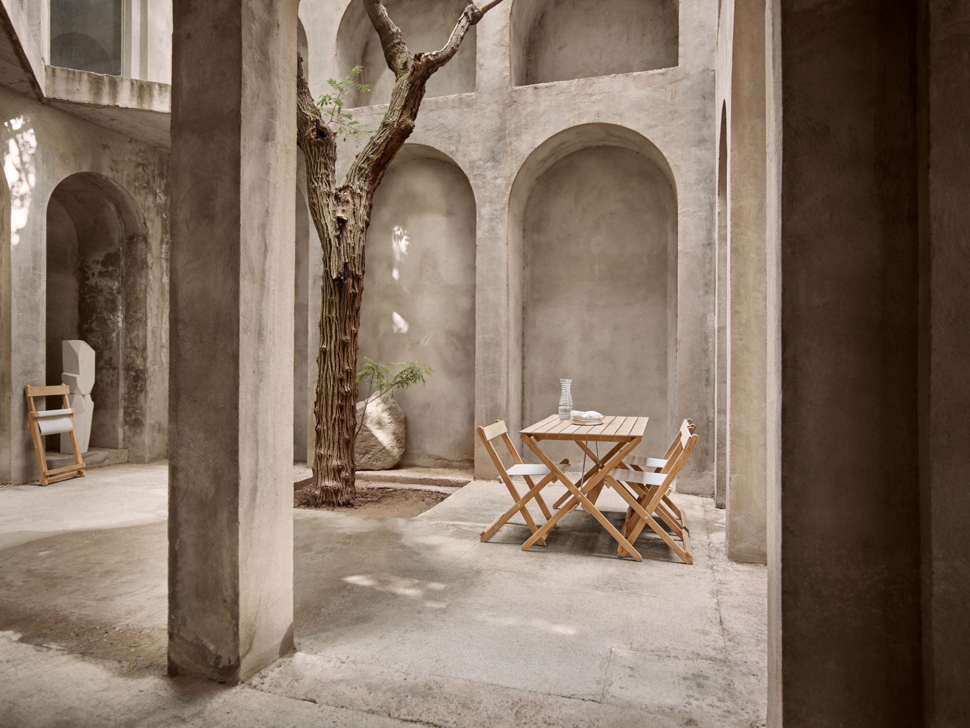 Außenaufnahme: Holz-Gartengarnitur mit Borge Mogensen Kissen für Bank Outdoor von Carl Hansen & Søn.