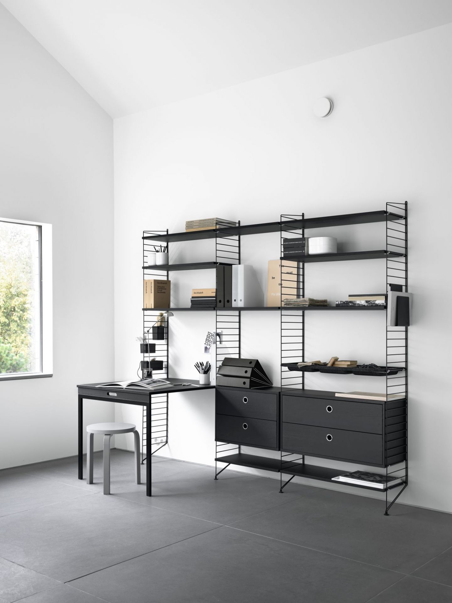 Schwarzes String Furniture Regalsystem mit Schreibtisch, Kommode und Bodenleitern im 2er-Pack.