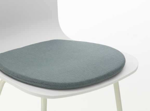 Soft Seats Sitzkissen in Pebble Grey auf einem weißen Stuhl, ideal für Indoor und Outdoor.