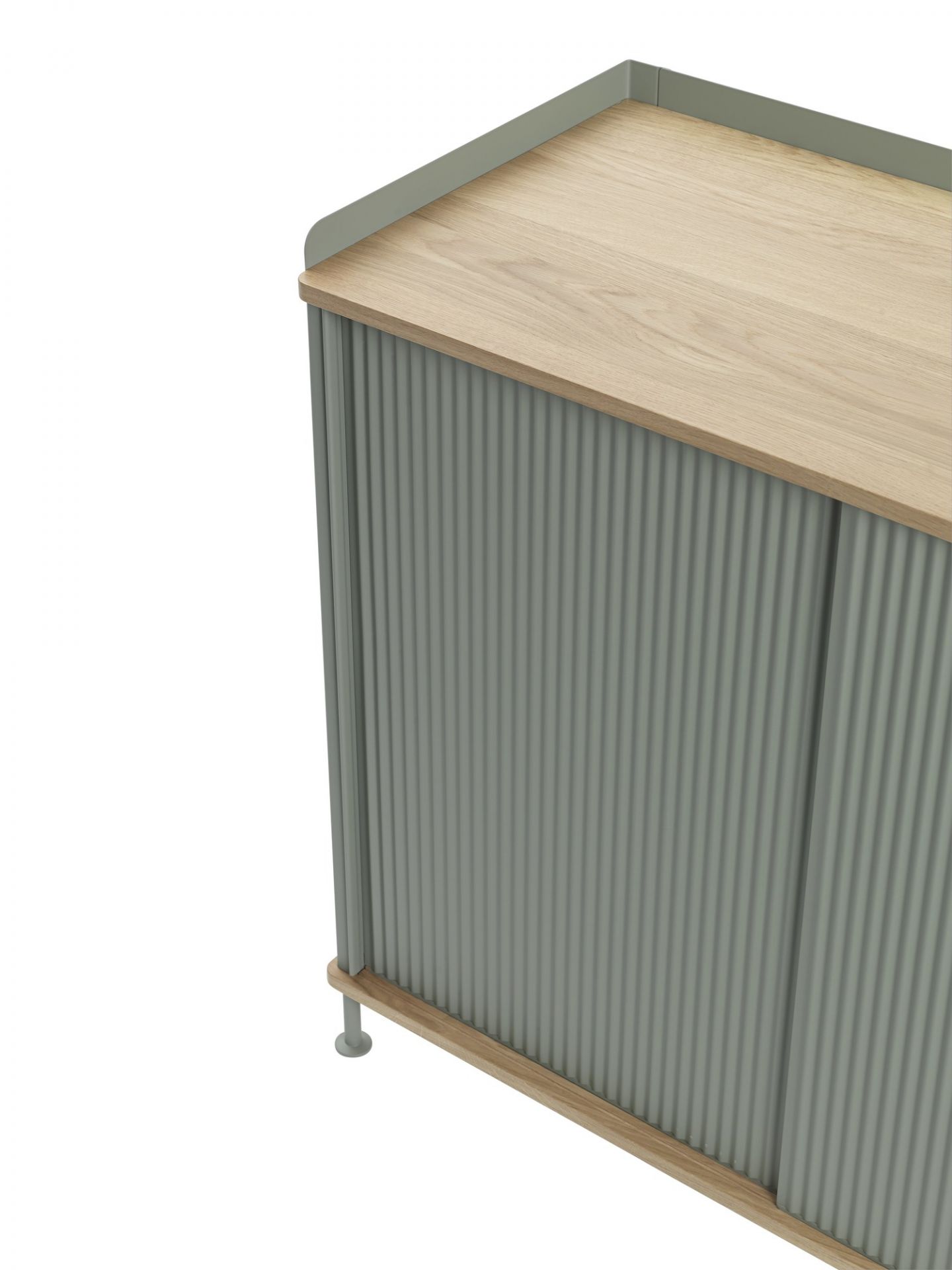 Enfold Sideboard Tall von Muuto, graues Sideboard mit Holzplatte und gerippten Schiebetüren.