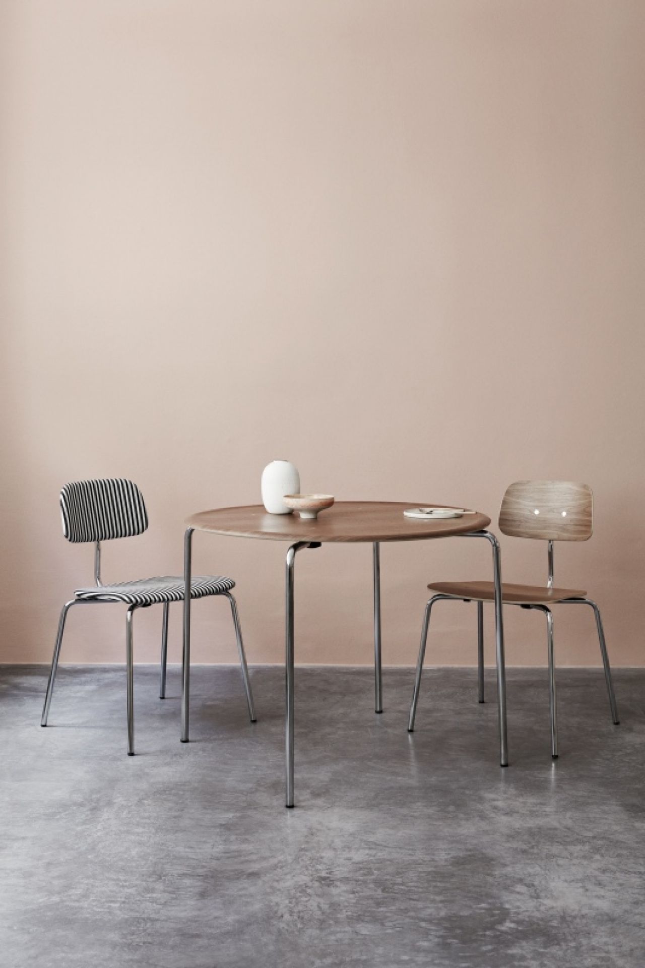 Kevi Stühle 2060 Montana mit Tisch: Moderner Essbereich mit Designstühlen und Holztisch.