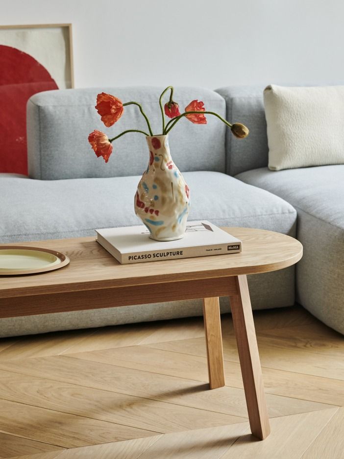 Mags Soft Sofa 2,5-Sitzer mit beigem Linara Stoff und Armlehne rechts. Modernes Wohnzimmer.