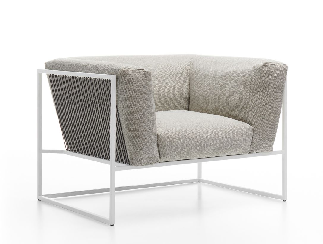 Arpa Sessel für den Außenbereich von MDF Italia mit weißem Rahmen und grauem Bezug.