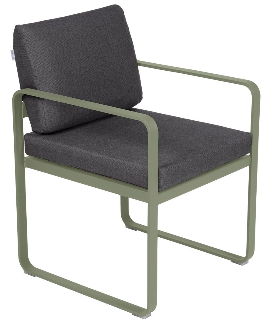Bellevie Sessel von Fermob für den Außenbereich, Gestell in Grün, Sitzfläche und Rückenlehne in Anthrazit.