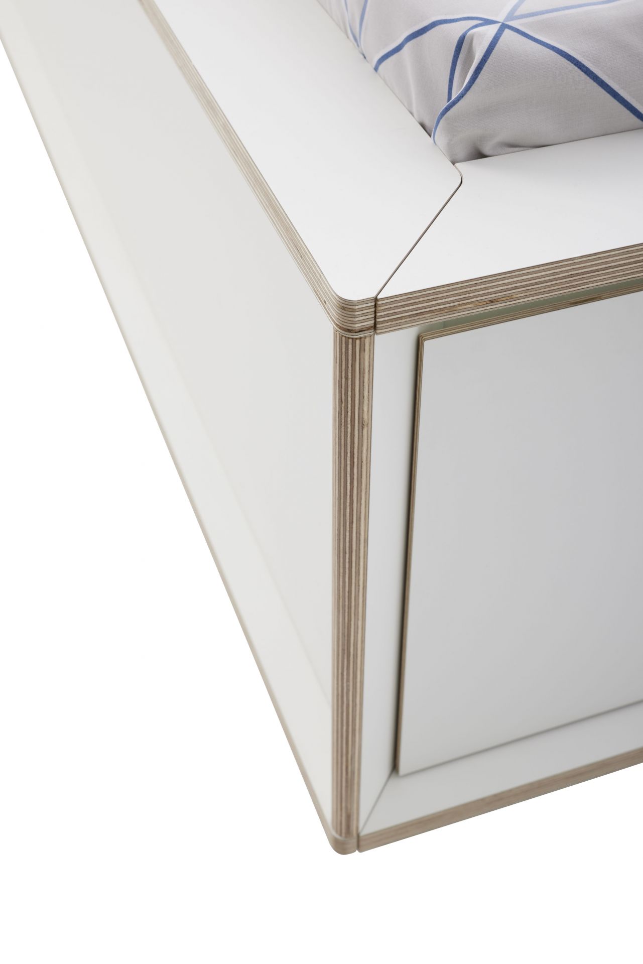 Detailaufnahme vom Spaze Bett von Müller Möbelwerkstätten, weißes Holz mit sichtbarer Schichtholzkante.