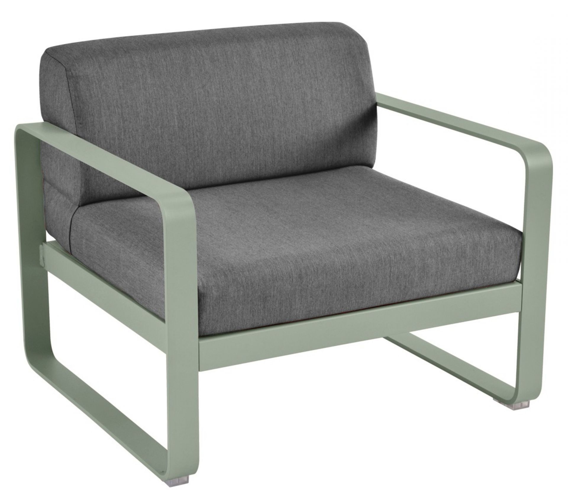 Bellevie Sessel von Fermob für den Außenbereich, graue Polster und hellgrünes Gestell.