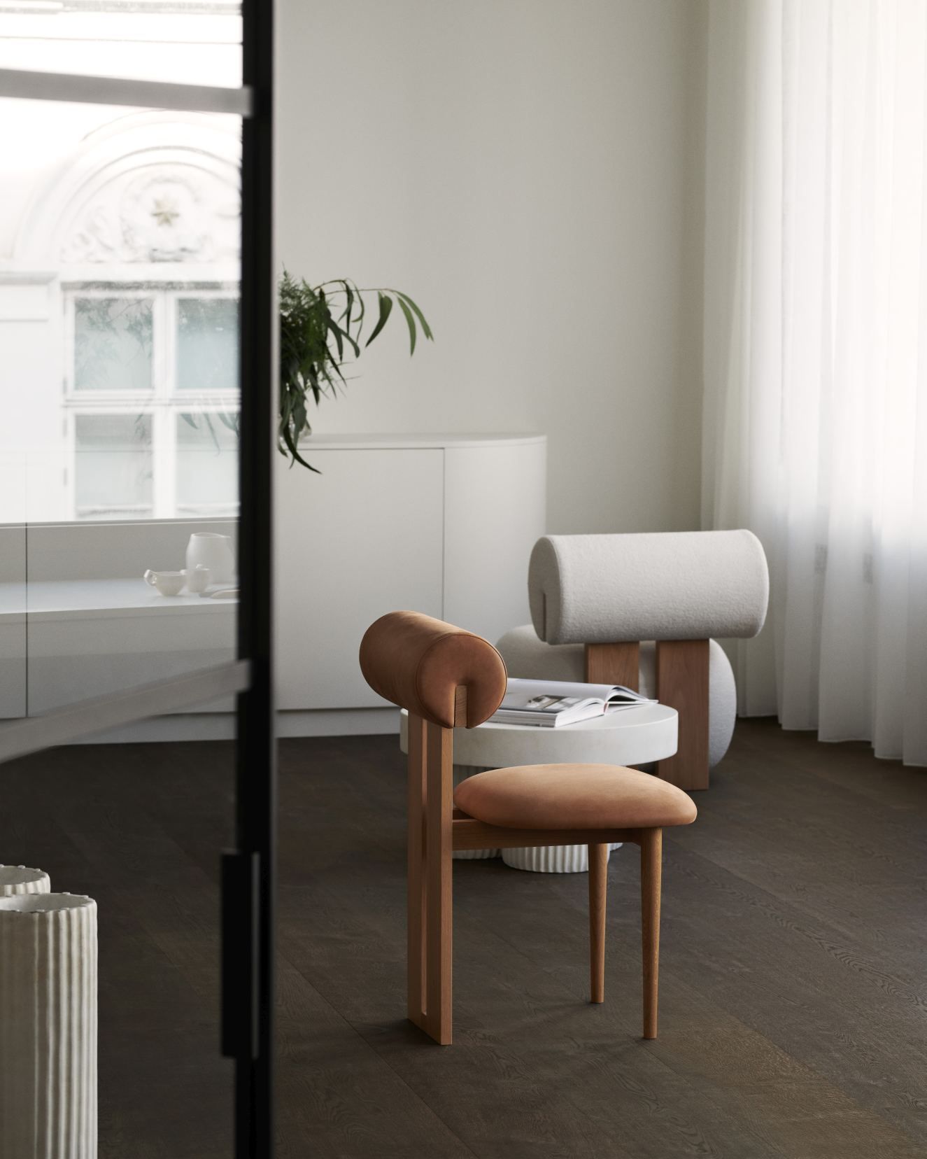Nahaufnahme des NORR11 Hippo Stuhls mit braunem Lederbezug und hellem Holzgestell in modernem Interieur.