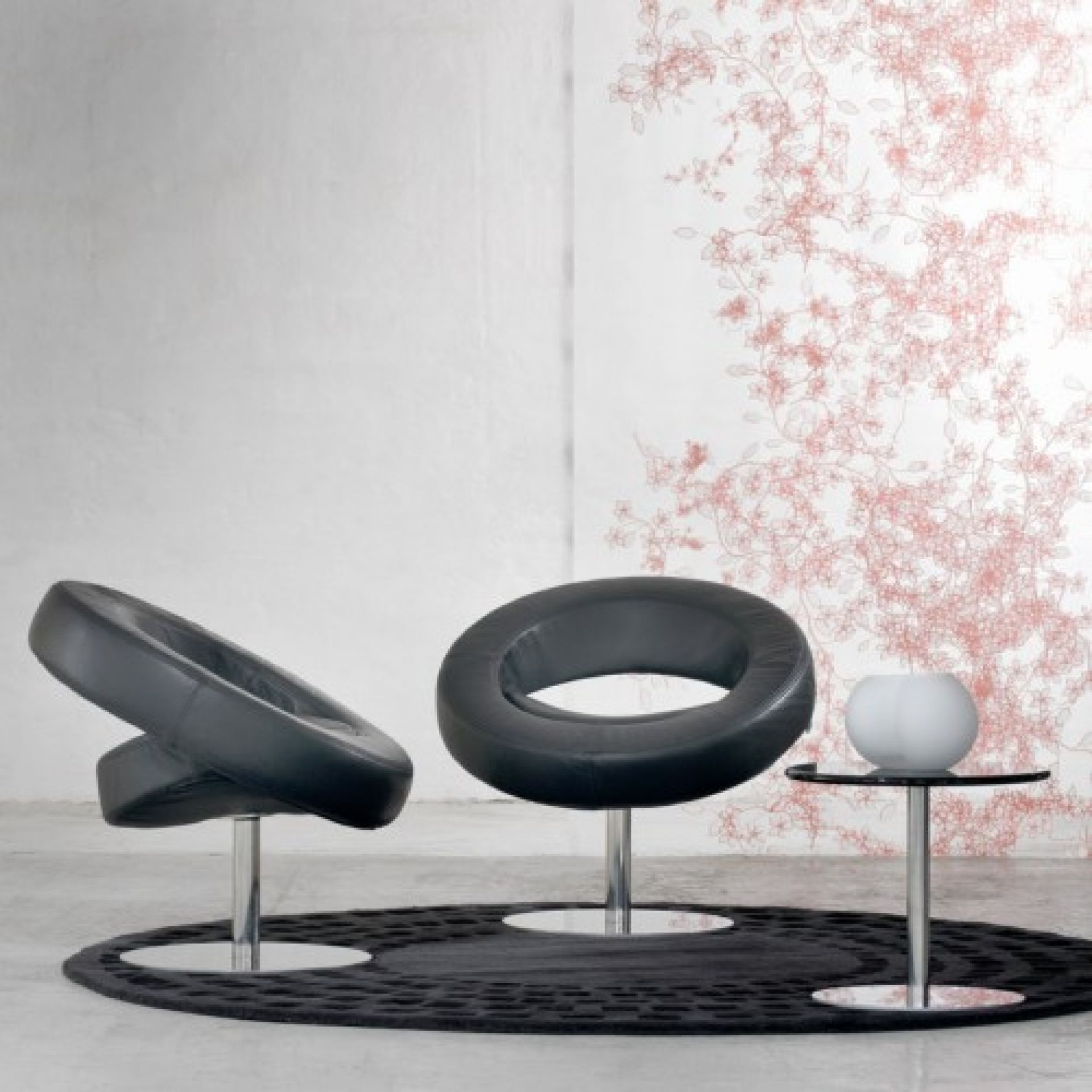 Hello Drehsessel Softline: Schwarzer, runder Ledersessel mit Chromfuß auf modernem Teppich. Designmöbel für Wohnzimmer.