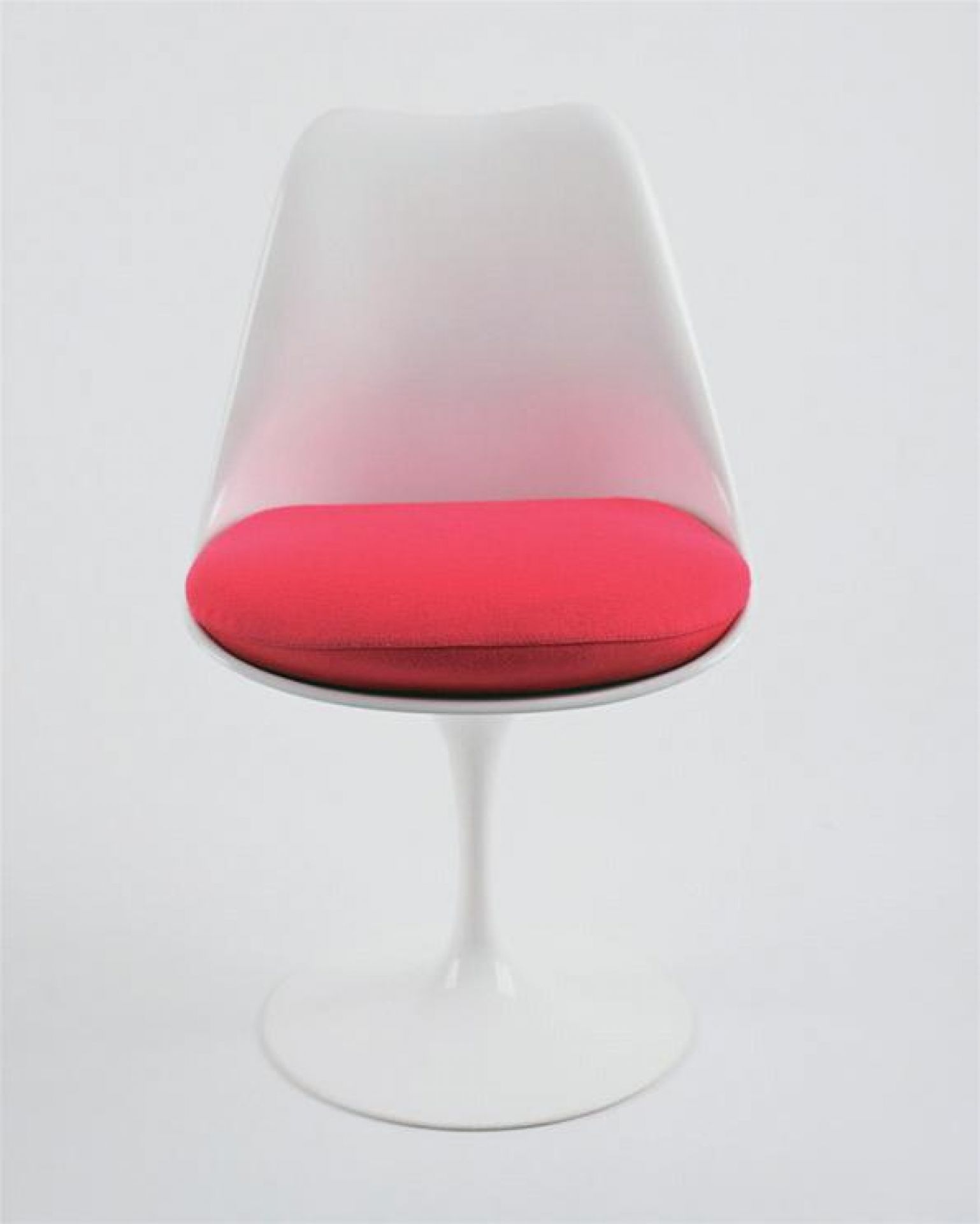 Weißer Tulip Chair Stuhl von Knoll International mit rotem Sitzkissen, modernes Design für Esszimmer oder Büro.