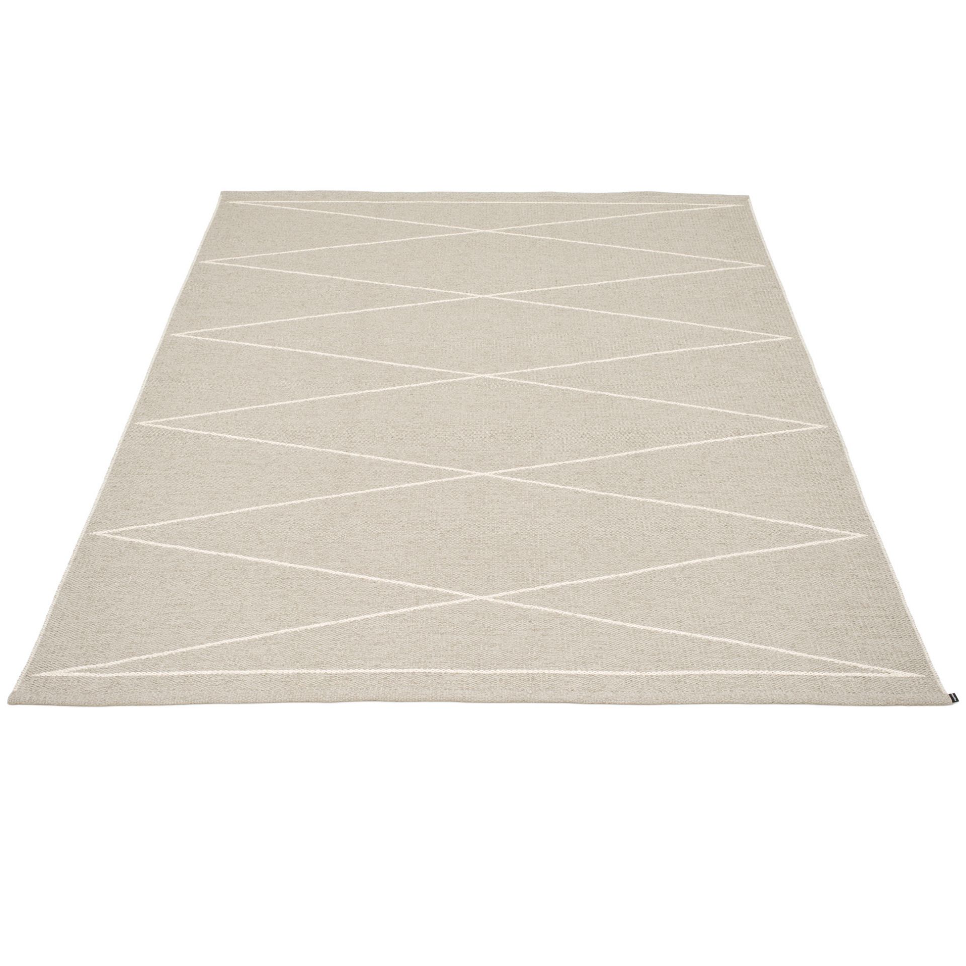 Pappelina Teppich Max, 180x260 cm, beige mit weißem Rautenmuster, moderner Kunststoffteppich für Innenräume.