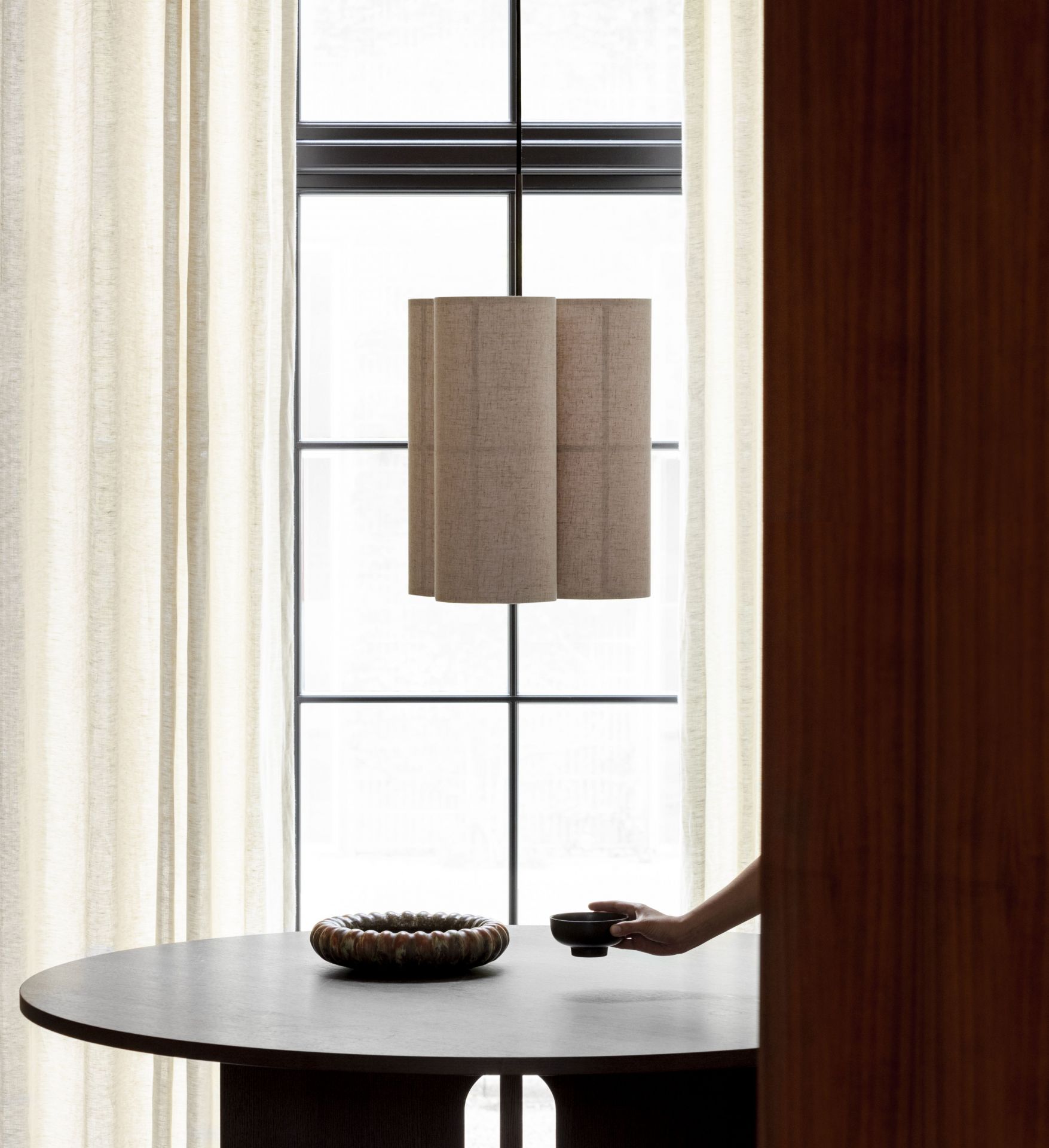 Hashira Pendelleuchte Cluster in Raw Beige über Esstisch, moderne Innenraumbeleuchtung.